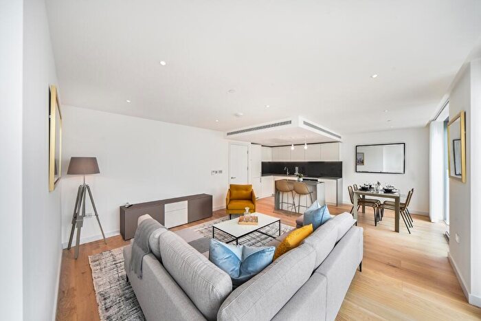 2 Bedroom Apartment To Rent In Landmark Pinnacle, Marsh Wall, E14