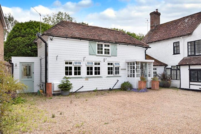 3 Bedroom Link Detached House For Sale In Lee Street, Horley, Surrey, RH6