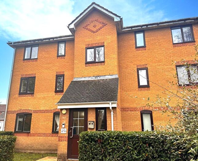 2 Bedroom Flat For Sale In Ascot Court, Aldershot, GU11
