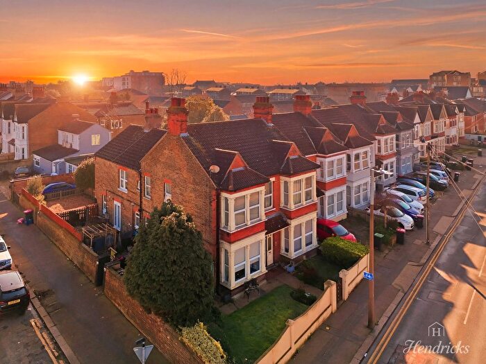 2 Bedroom Flat For Sale In Bournemouth Park Road, Southend-On-Sea, SS2