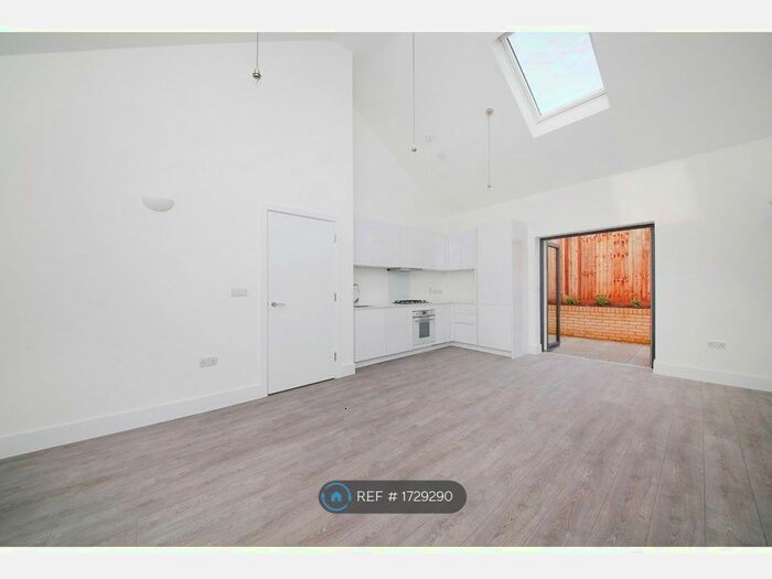 2 Bedroom Bungalow To Rent In Downsview Road, London, SE19
