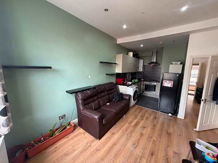 2 Bedroom Flat To Rent In New Park Road, London, SW2
