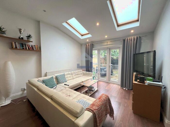 2 Bedroom Flat To Rent In Thrale Road, Furzedown, London, SW16