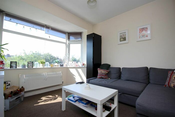 2 Bedroom Flat To Rent In Western Avenue, London, W3