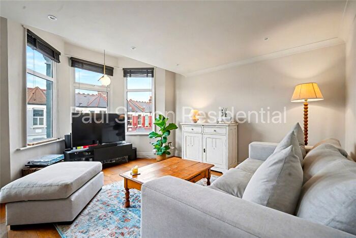 2 Bedroom Flat For Sale In Warham Road, Harringay Ladder, London, N4