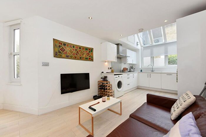 2 Bedroom Apartment To Rent In Octagon Cottage, Belsize Park, NW3