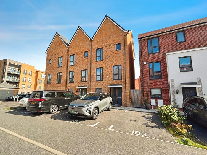 3 Bedroom End Of Terrace House To Rent In Maiden Way, Rainham, RM13