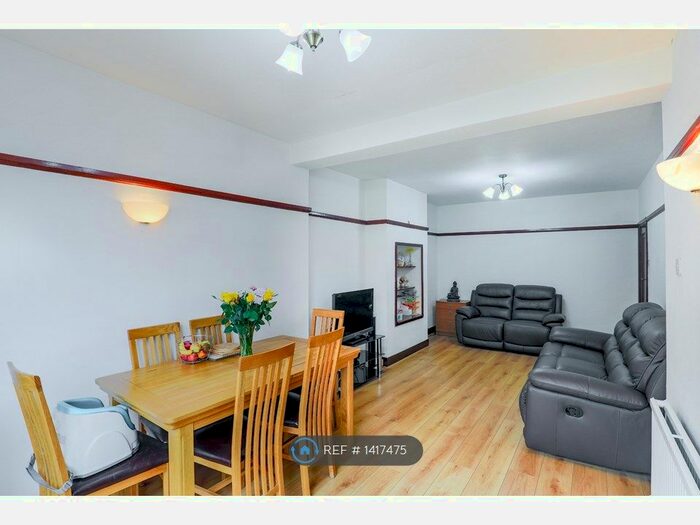 3 Bedroom Terraced House To Rent In Primrose Avenue, Romford, RM6