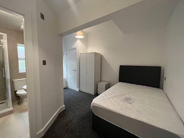 2 Bedroom Flat To Rent In Flat, Woodsley Road, LS2