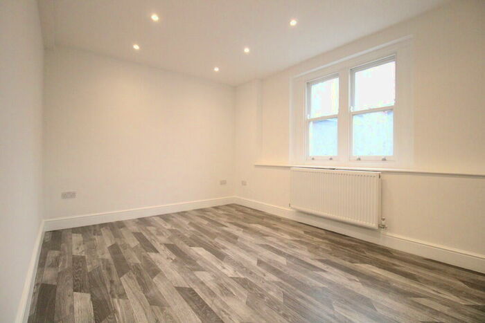 3 Bedroom Ground Flat To Rent In Bow Road, London, E3