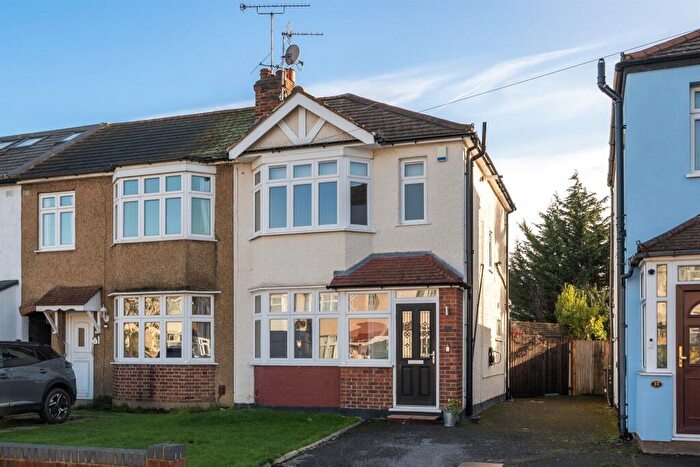 3 Bedroom End Of Terrace House For Sale In Sandringham Close, Enfield, EN1