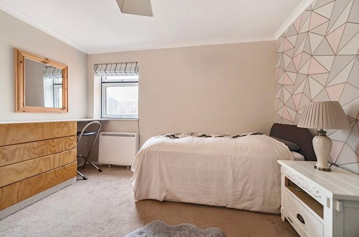 2 Bedroom Flat For Sale In Deepdale, Bracknell, RG12