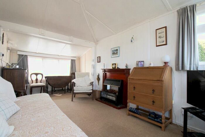 2 Bedroom Bungalow For Sale In Flat Cliffs, Filey, YO14