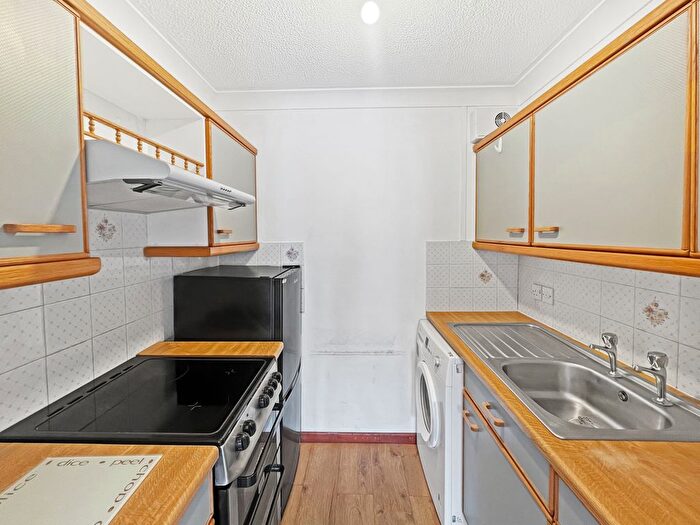 2 Bedroom Flat To Rent In Chamberlin Court, Cambridge, CB4