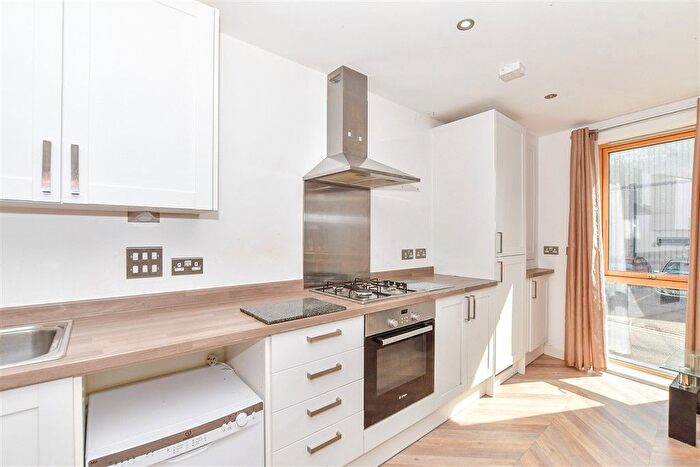 1 Bedroom Flat For Sale In Avebury Avenue, Tonbridge, Kent, TN9
