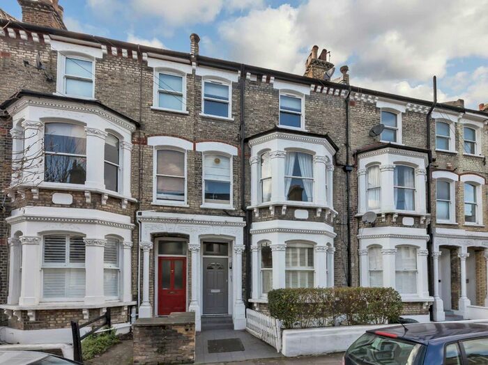 3 Bedroom Flat To Rent In Almeric Road, London, SW11