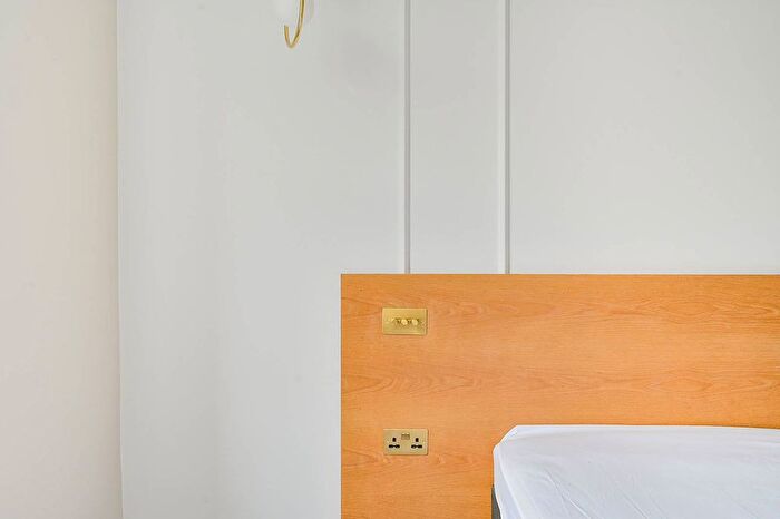 2 Bedroom Flat For Sale In Hetley Road, Shepherd's Bush, London, W12