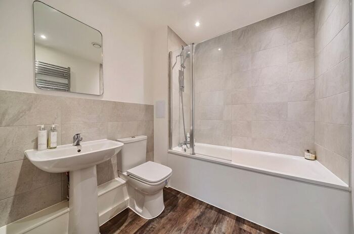 1 Bedroom Flat For Sale In Eastern Avenue, Western Cross, Ebbsfleet Valley, DA10