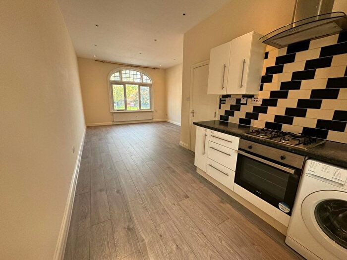 2 Bedroom Flat To Rent In London Road, Norbury, London, SW16