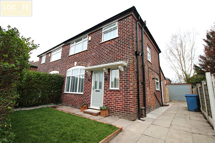 3 Bedroom Semi-Detached House For Sale In Lyndhurst Avenue, Irlam, M44