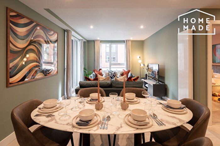 3 Bedroom Flat To Rent In New York Square, Leeds, LS2