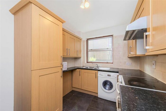 2 Bedroom Flat To Rent In St Mary Le Park Court, Parkgate Road, SW11