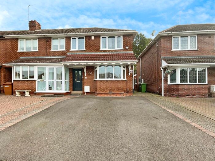3 Bedroom End Of Terrace House For Sale In Greenaway Close, Birmingham, B43