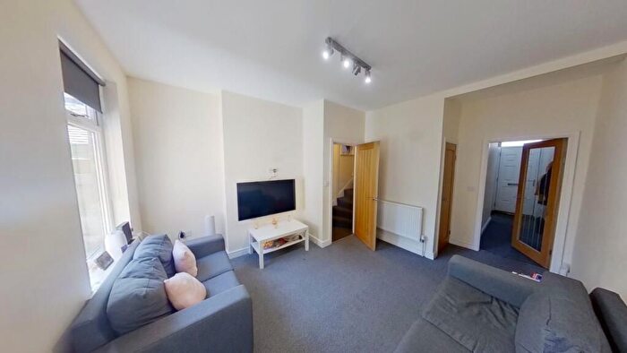 4 Bedroom Semi-Detached House To Rent In Ednaston Road, Nottingham, NG7