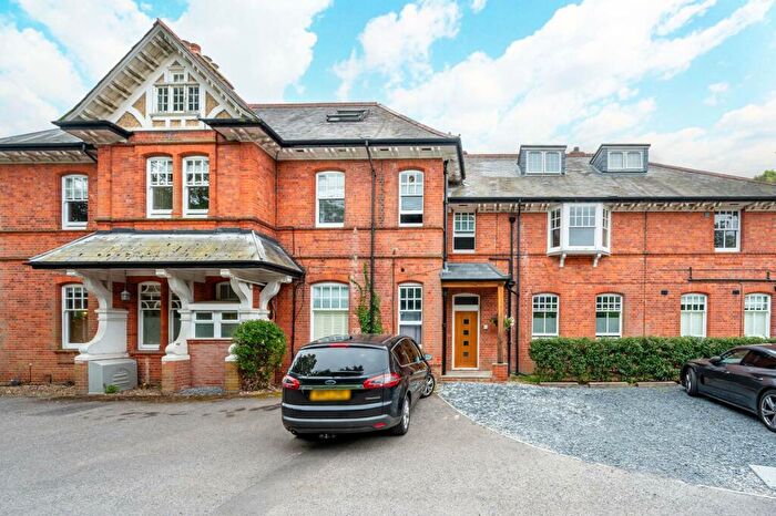 2 Bedroom Flat To Rent In Grove Road, Merrow, Guildford, GU1