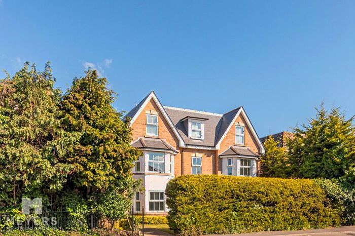 2 Bedroom Flat To Rent In Holdenhurst Road, Bournemouth, BH8