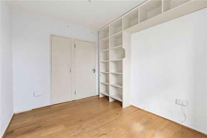 2 Bedroom Flat For Sale In Fitzhugh Grove, London, SW18