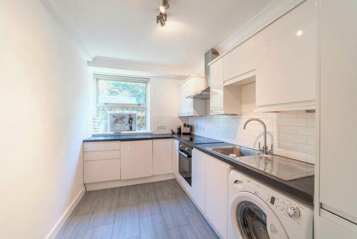 3 Bedroom Flat To Rent In Gloucester Avenue, Camden, London, NW1