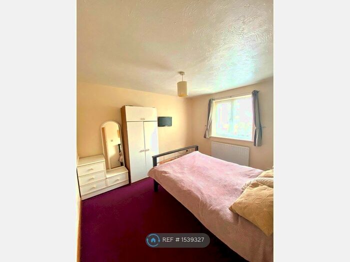 1 Bedroom Semi-Detached House To Rent In Farmbrook, Luton, LU2 - Photo 3