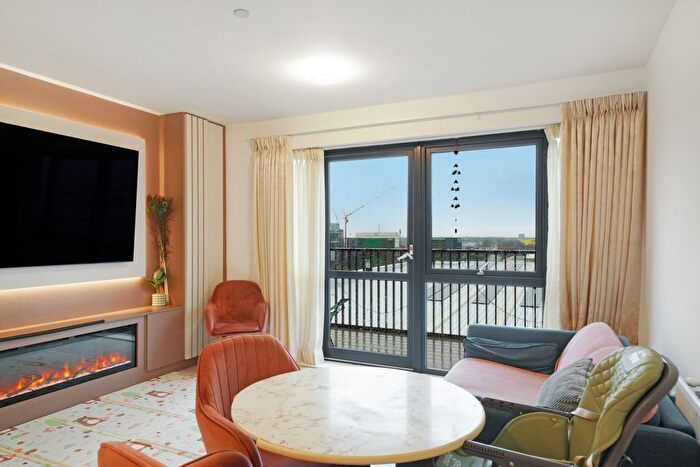 2 Bedroom Flat To Rent In Farine Avenue, Hayes, UB3