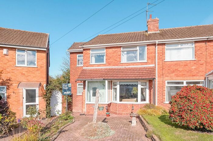4 Bedroom Semi-detached House For Sale In Longhurst Croft, Birmingham, B31
