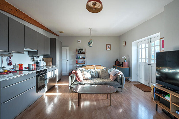 2 Bedroom Apartment To Rent In Temple Court, Stepney Green, E1