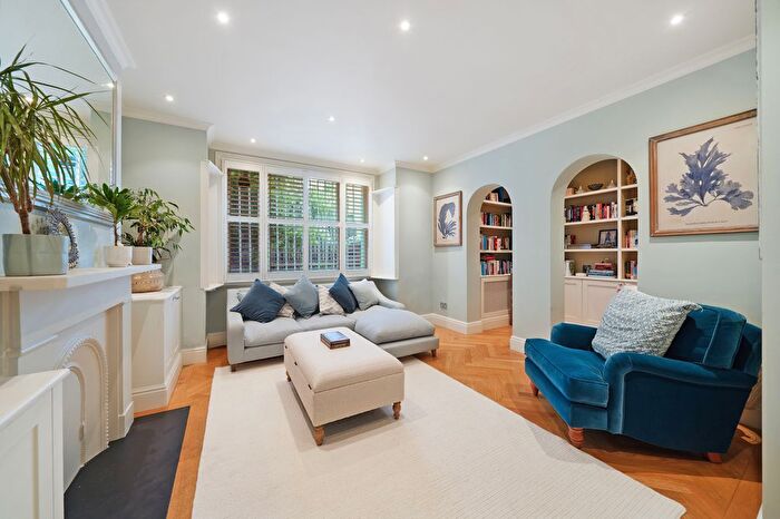 3 Bedroom Flat For Sale In Girdlers Road, London, Uk, W14