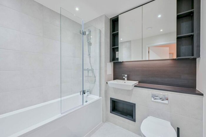 3 Bedroom Flat To Rent In Springfield Drive, Tooting Bec, London, SW17
