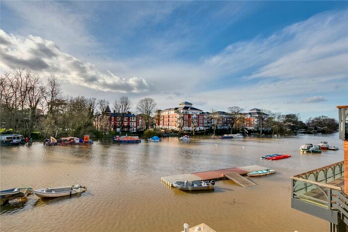 3 Bedroom Flat To Rent In Petersham Road, Richmond, TW10