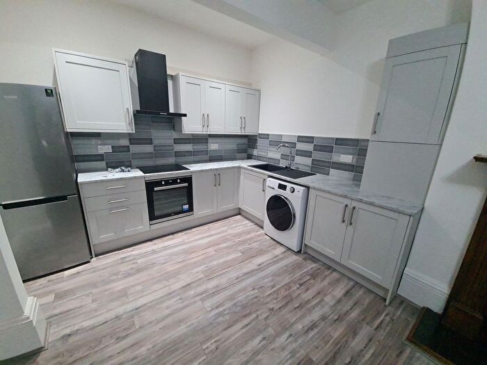 2 Bedroom Flat To Rent In Oakwood Drive, Leeds, LS8