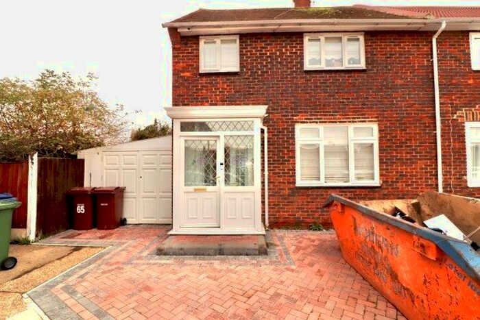 2 Bedroom Property To Rent In Araglen Avenue, South Ockendon, RM15