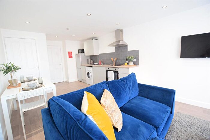 1 Bedroom Flat To Rent In High Street - Student Apartment - /, LN5