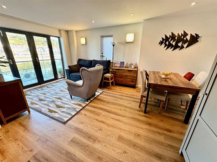 1 Bedroom Flat For Sale In South Quay, Kings Road, Marina, Swansea, SA1