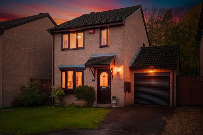 3 Bedroom Detached House For Sale In Lineacre Close, Swindon, SN5
