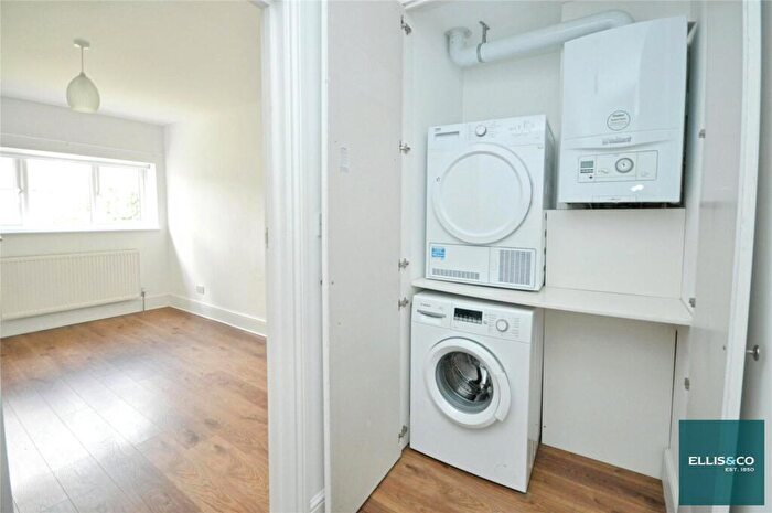 2 Bedroom Apartment To Rent In Queens Avenue, Finchley, N3