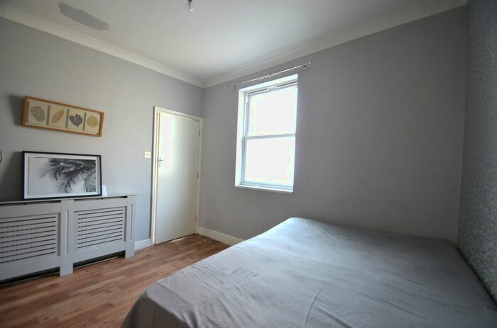 1 Bedroom Flat To Rent In High Street, Addlestone, KT15