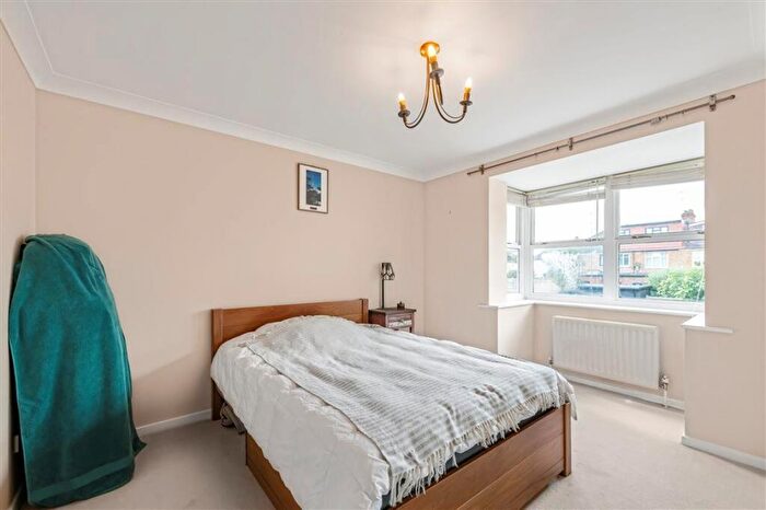 1 Bedroom Flat For Sale In Dovecote Gardens, East Sheen, SW14
