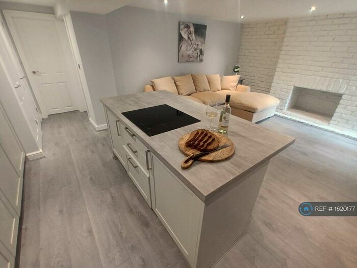 1 Bedroom Flat To Rent In Longshut Lane West, Stockport, SK2