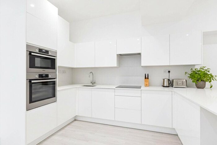 Studio To Rent In High Street, Maidenhead, Berkshire, SL6