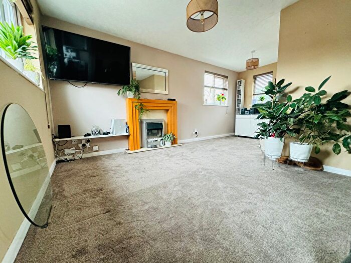 2 Bedroom Flat To Rent In Strawberry Avenue, Garforth, Leeds, LS25